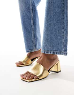 ASOS DESIGN - Hundred - Mules in Gold mit mittelhohem Blockabsatz-Goldfarben