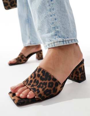 ASOS DESIGN - Hundred - Mules mit Leopardenmuster und mittelhohem Blockabsatz-Bunt