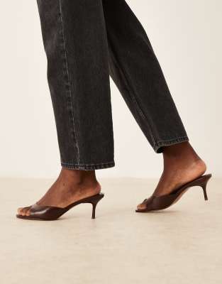 ASOS DESIGN - Hush - Mules aus Leder in Schokobraun mit mittelhohem Absatz