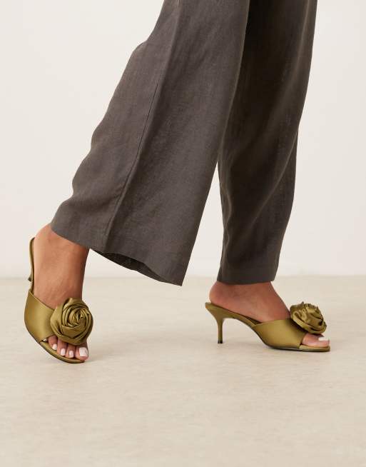 ASOS DESIGN – Hush – Mules aus Satin in Olivgrün mit Ansteckblume und mittelhohem Absatz, 3 von 4