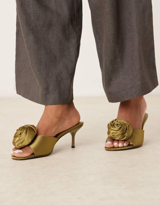 ASOS DESIGN – Hush – Mules aus Satin in Olivgrün mit Ansteckblume und mittelhohem Absatz, 4 von 4