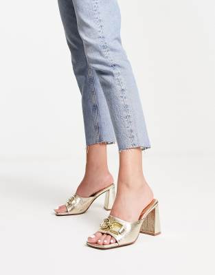 ASOS DESIGN - Hush - Mules in Gold mit Trensen-Verzierung und mittelhohem Absatz-Goldfarben