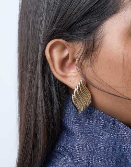 ASOS DESIGN - Hverdagsøreringe med rillet bølgedesign i guldnuance, 2 af 4