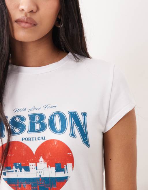 ASOS DESIGN - Hvid baby-T-shirt med 'Lisbon'-postkortgrafik, 3 af 4