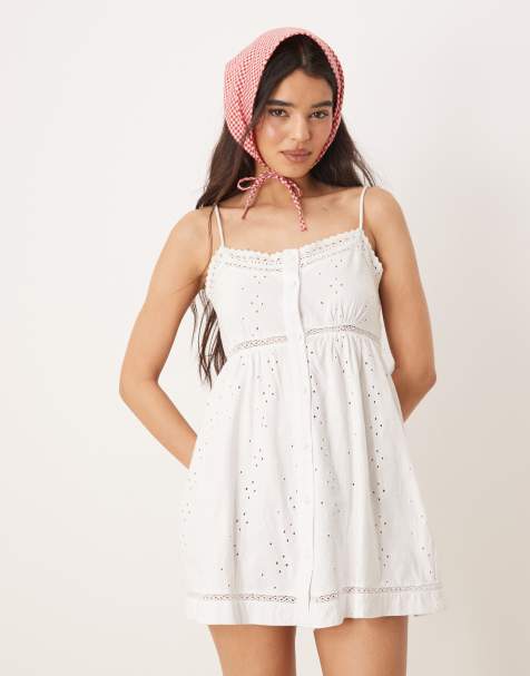 ASOS DESIGN - Hvid broderet minikjole med cami-stropper og gennemgående knapper - view 1