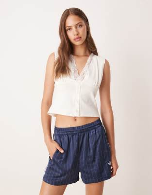 ASOS DESIGN - Hvid milkmaid-top med dyb udskæring, knapper og blondekanter - view 1
