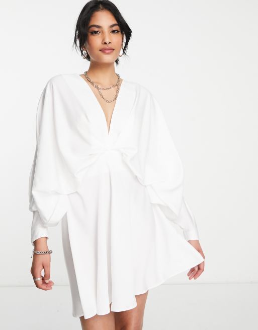 ASOS DESIGN - Hvid minikjole i satin med flagermusærmer og skråsnit samt bindebånd bagpå
