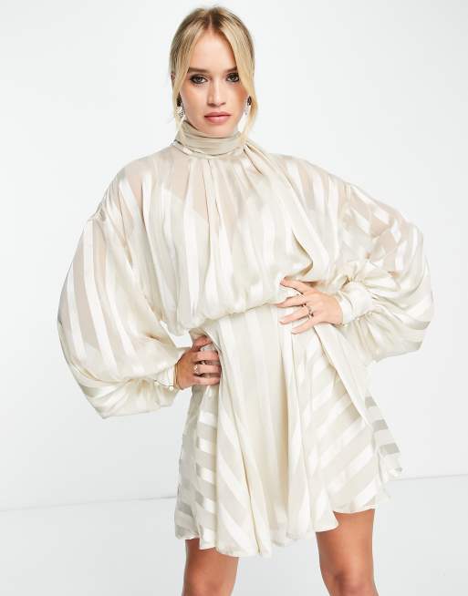 ASOS DESIGN - Hvid minikjole i stribet satin med slå om-hals og blouson-ærmer
