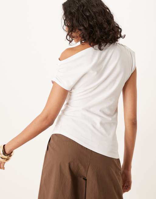 ASOS DESIGN - Hvid offshoulder-T-shirt med drapering, rynker og metaldetalje, 4 af 4
