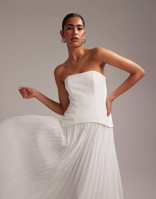 ASOS DESIGN - Hvid og struktureret bandeau-brudekjole med plisseret skørt, 2 af 6