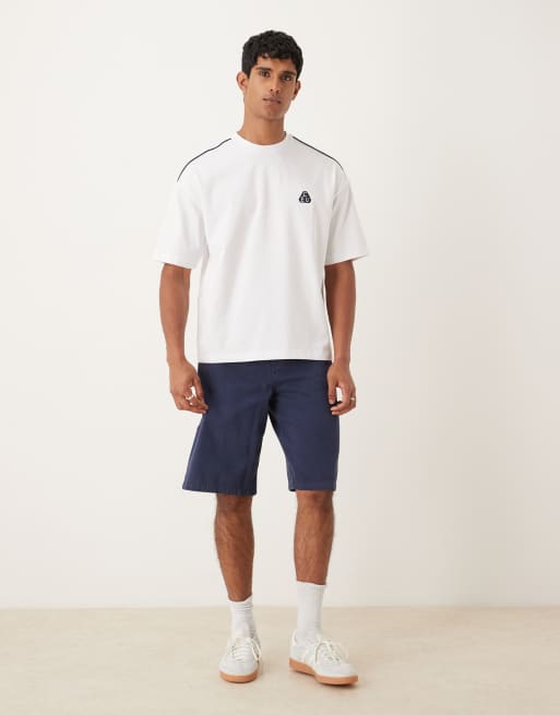 ASOS DESIGN - Hvid oversized T-shirt med tittekanter ved skuldrene og broderi