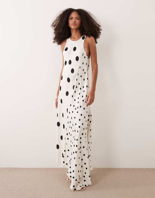 ASOS DESIGN - Hvid racer-maxikjole med asymmetrisk kant og sorte blandede prikker, 2 af 4