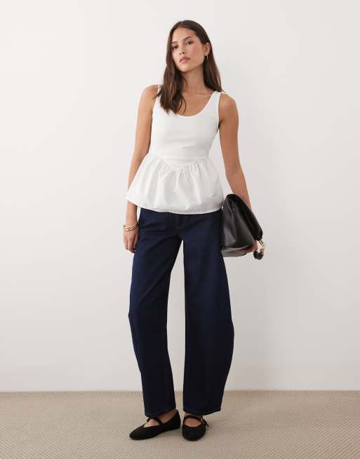 ASOS DESIGN - Hvid ribstrikket cami-top med dyb rund hals og peplum-kant, 2 af 4