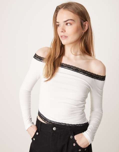ASOS DESIGN - Hvid top med asymmetrisk design, bardot-snit samt sort blondekant - view 1