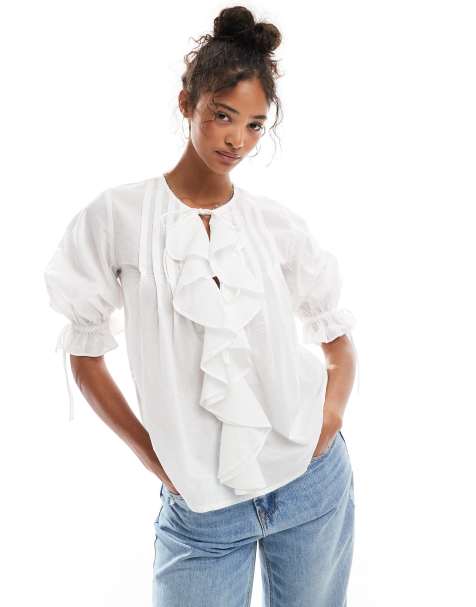 ASOS DESIGN - Hvid top med flæser og bindebånd foran og plisserede detaljer - view 1