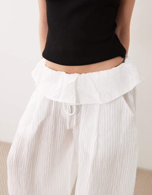 ASOS DESIGN - Hvide gennemsigtige pull on-bukser med ballon-ben og taljedetalje i tekstureret stof, 3 af 5