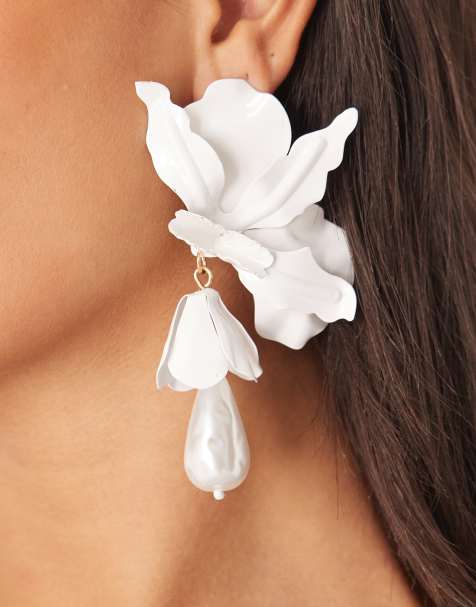 ASOS DESIGN - Hvide og store øreringe med smeltet metal- og blomsterdesign med hængende vedhæng i imiteret perledesign - view 1
