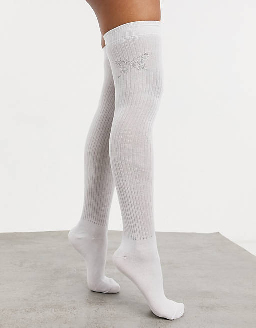 handling Mew Mew pels ASOS DESIGN - Hvide overknee-sokker med sommerfulgeprint | ASOS