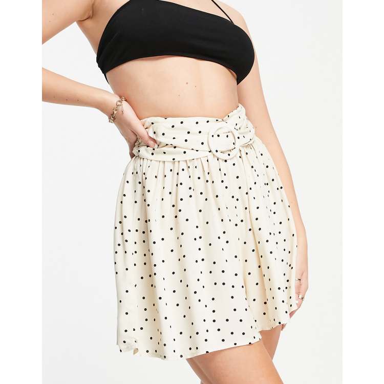 resultat Personlig Badeværelse ASOS DESIGN - Hvide shorts med bælte, svaj og sorte prikker | ASOS