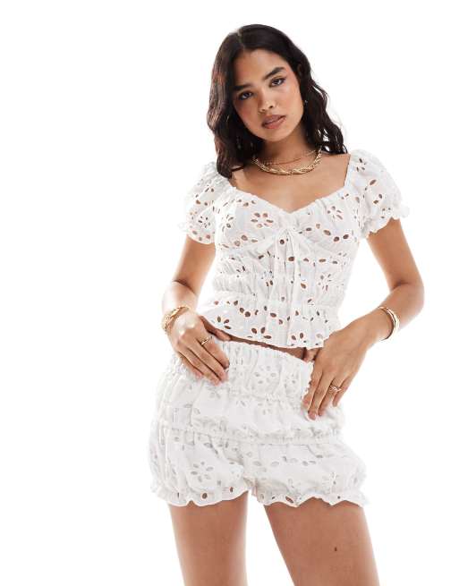 ASOS DESIGN - Hvide shorts med rynker og broderi - Del af sæt