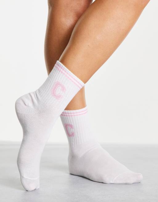 ASOS DESIGN - Hvide sokker med C-initial og striber i college-stil