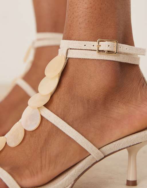 ASOS DESIGN – Hyacinth – Beige sandaler med halvhög klack och snäckdetaljer, 3 av 4