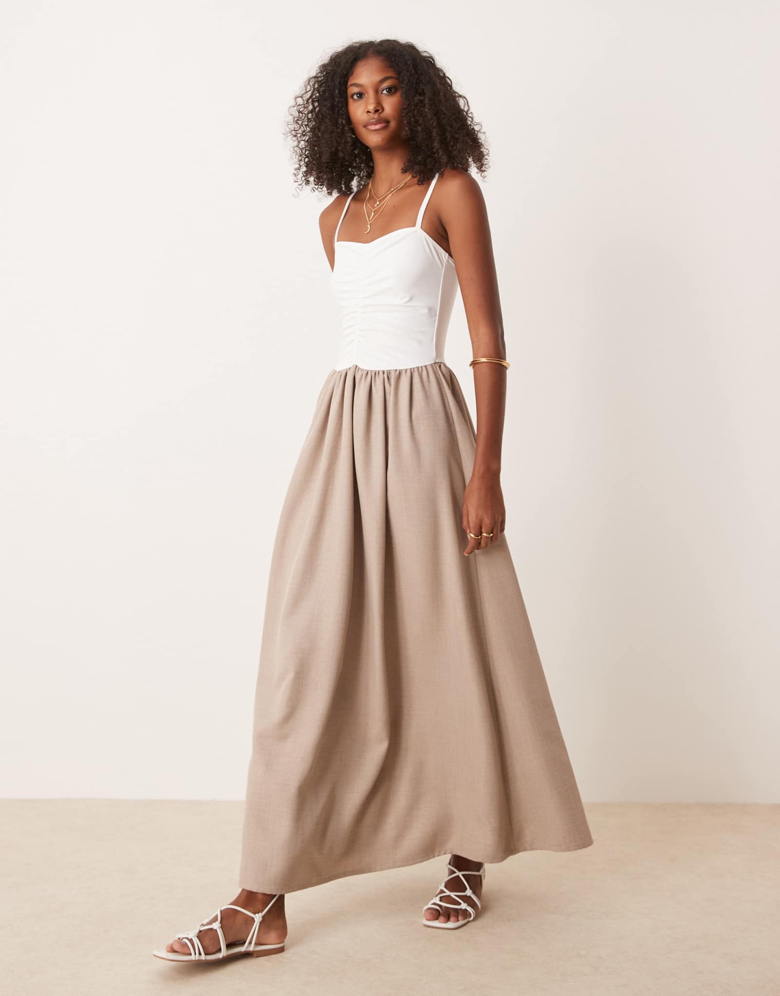 Макси-платье с заниженной талией и рюшами от ASOS DESIGN hybrid нейтрального цвета