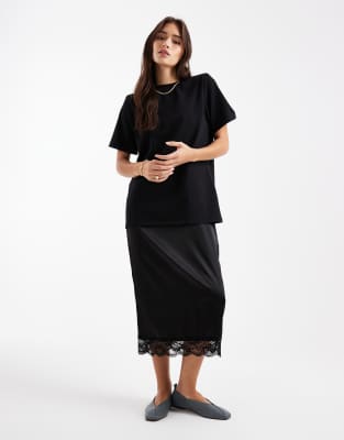 ASOS DESIGN - Hybrid-T-Shirt-Midikleid in Schwarz mit Rock aus Spitze und Satin