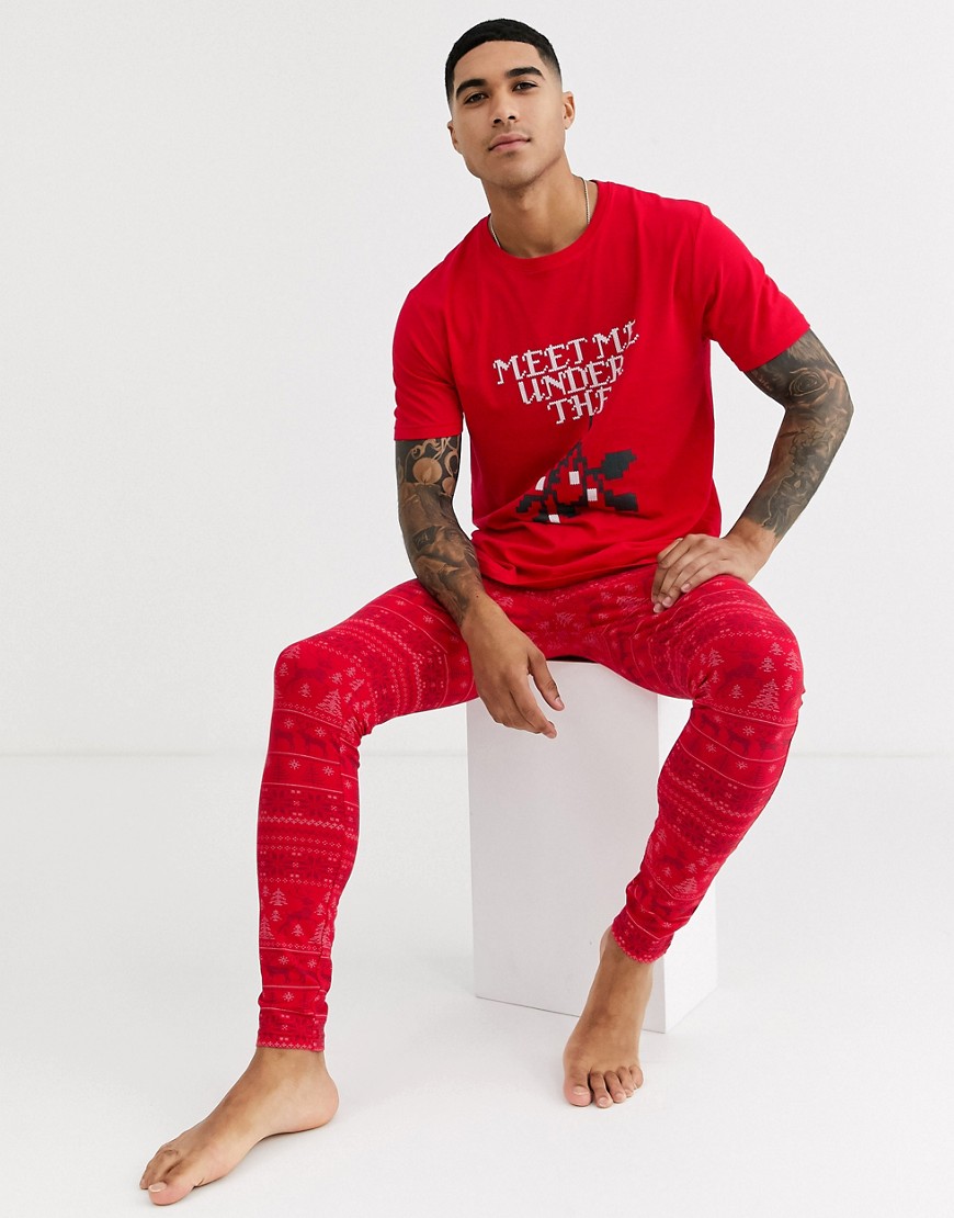 ASOS DESIGN - Hyggeligt pyjamasssæt med meggings og t-shirt med Meet me under the mistletoe-print-Rød
