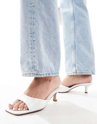 ASOS DESIGN - Hyper - Mules in Weiß mit Kitten-Heel-Absatz