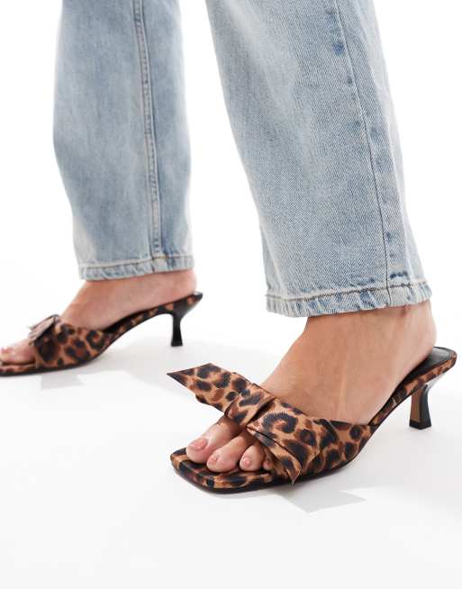 ASOS DESIGN – Hyphen – Cętkowane mule na średnim obcasie z ozdobnymi kokardkami