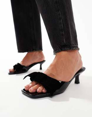 ASOS DESIGN - Hyphen - Mules in Schwarz mit Schleifendetail und mittelhohem Absatz, weite Passform