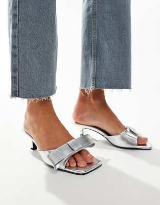 ASOS DESIGN - Hyphen - Mules in Silber mit Schleifendetail und mittelhohem Absatz