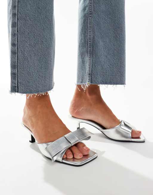 ASOS DESIGN Hyphen Mules in Silber mit Schleifendetail und mittelhohem Absatz