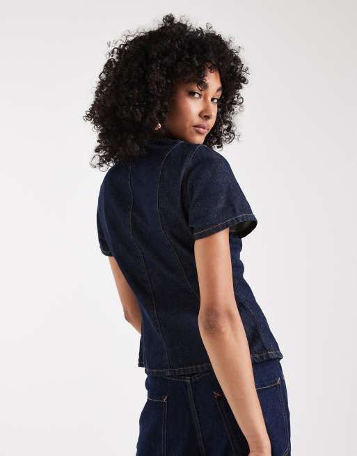 ASOS DESIGN - Indigofarvet denimtop med korte ærmer og knapper samt rinse-vask, 4 af 4