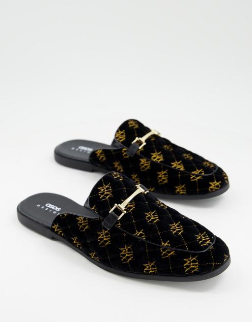 ASOS DESIGN - Instaploafers van fluweel in zwart met gouden monogram design