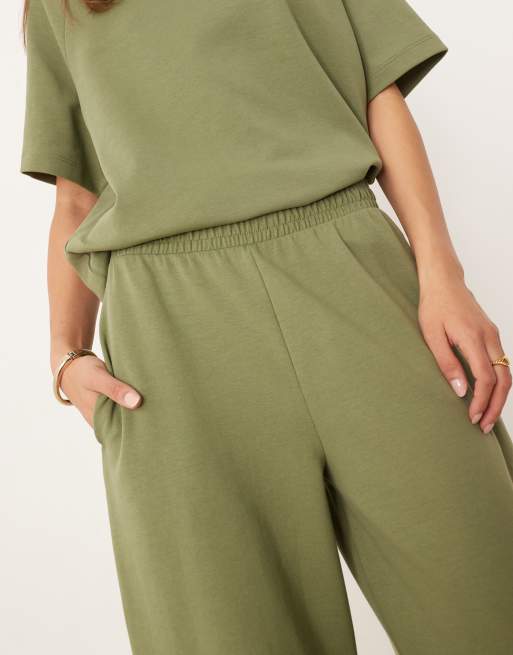ASOS DESIGN interlock barrel leg trackies in khaki, 4 of 5