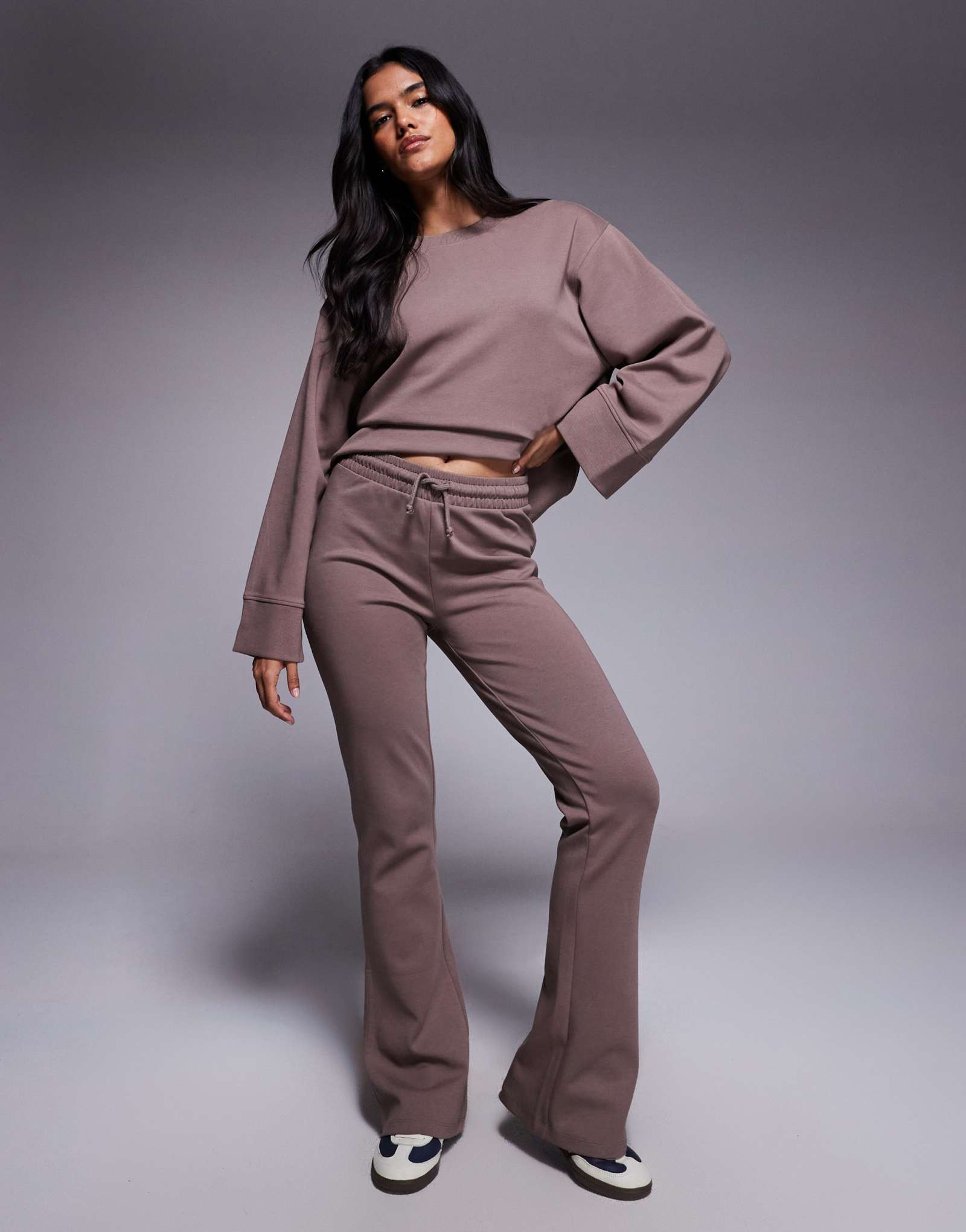 Расклешенные спортивные брюки-клеш ASOS DESIGN темно-серого цвета - часть комплекта