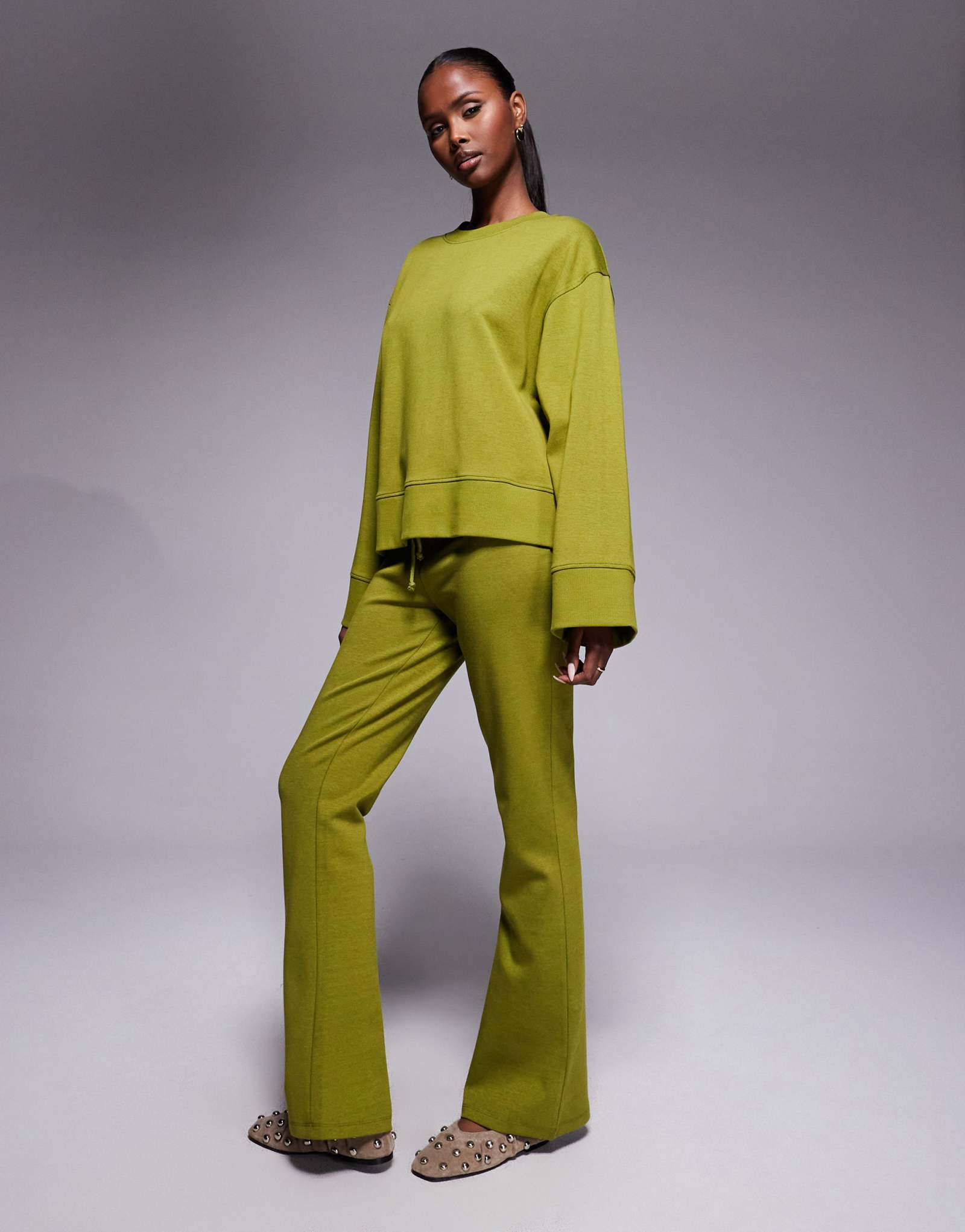 Расклешенные спортивные брюки-клеш ASOS DESIGN оливково-зеленого цвета - часть комплекта