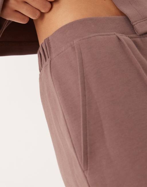 ASOS DESIGN – Interlock-Jogginghose in Braun mit Krempelsaum, 3 von 5