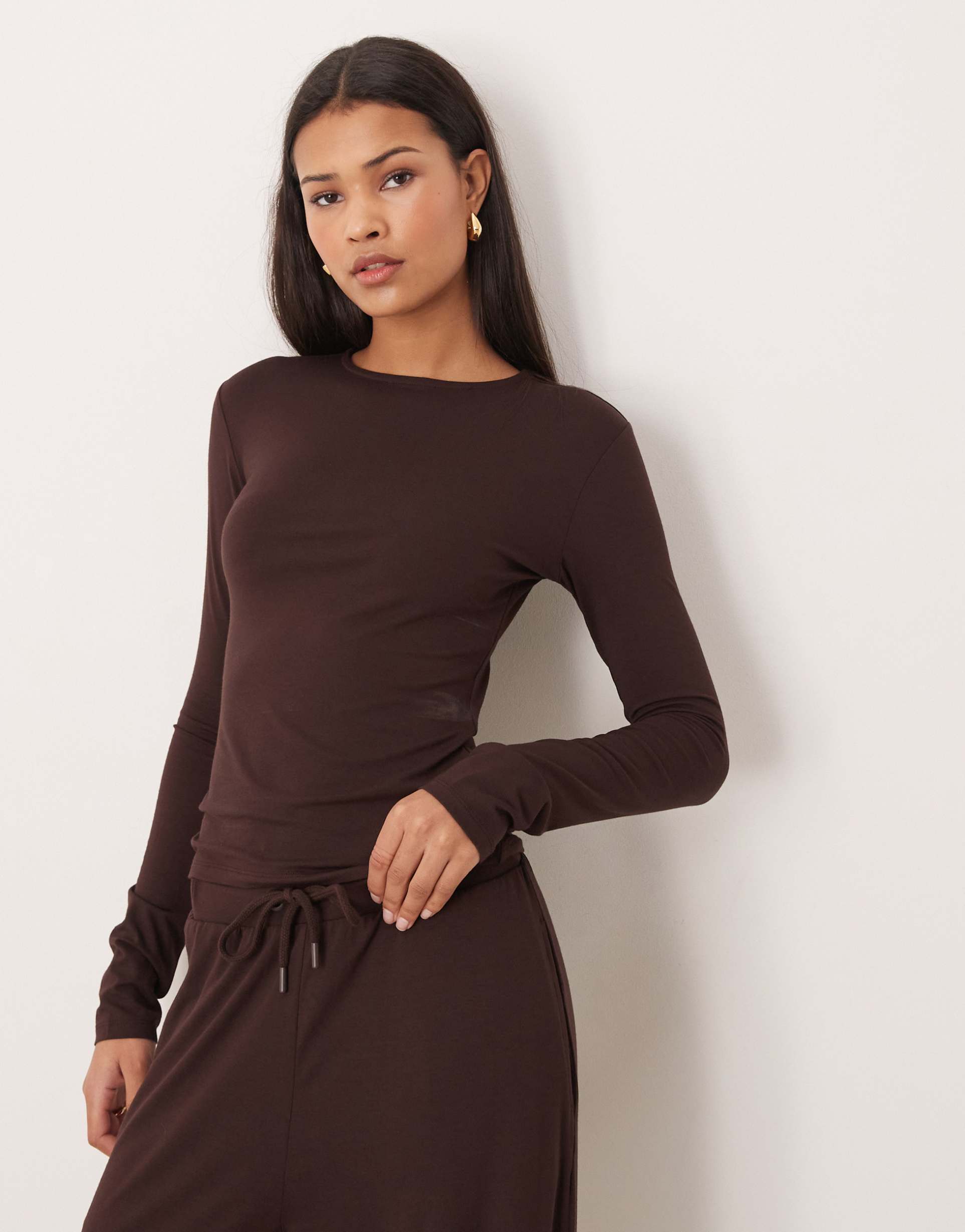 asos design interlock long line t-shirt in brown - part of a set