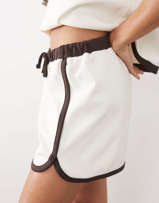 ASOS DESIGN interlock runner shorts with contrast binding in ecru and chocolate (part of a set), 3 of 5