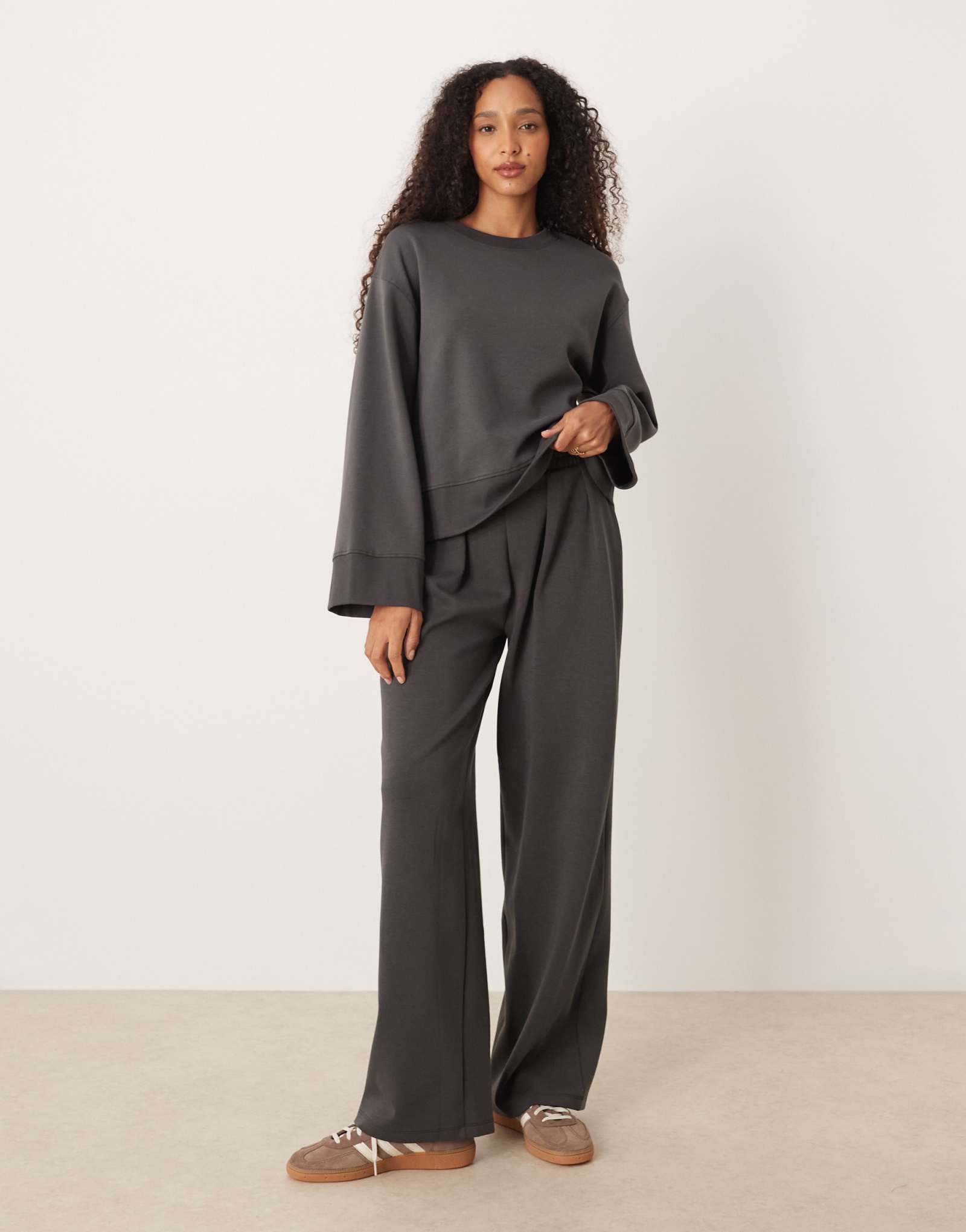 Очень широкие брюки ASOS DESIGN interlock цвета древесного угля