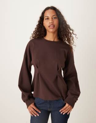 ASOS DESIGN - Interlock-Sweatshirt in Schokobraun mit Schößchenbund-Brown