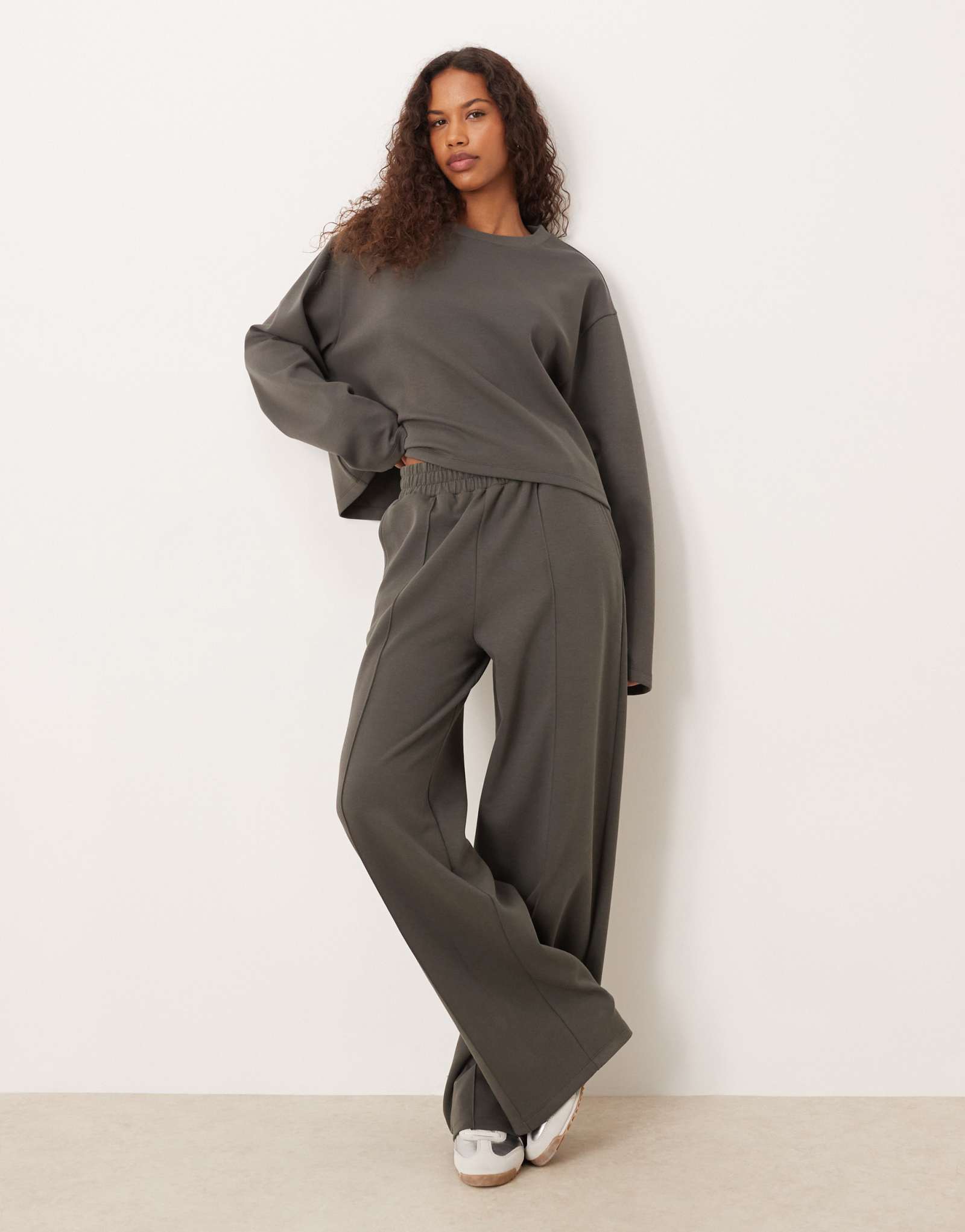 Широкие спортивные брюки ASOS DESIGN interlock цвета древесного угля - часть комплекта