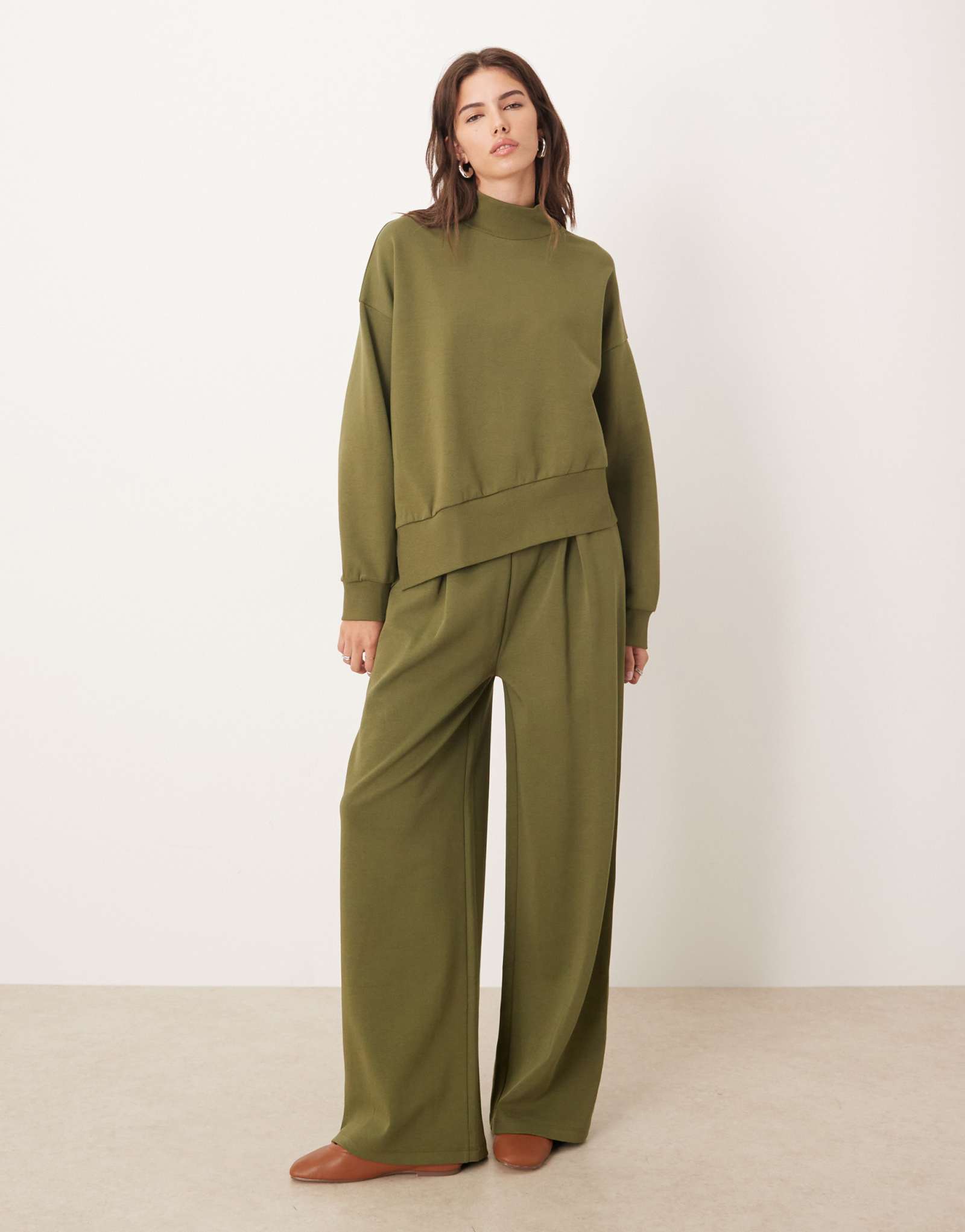 Спортивные брюки ASOS DESIGN interlock с широкими штанинами и широким поясом цвета хаки