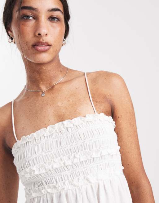 ASOS DESIGN – Izzy – Gesmoktes Sommerstrandkleid in Minilänge in Weiß mit Rüschendetail, 3 von 4