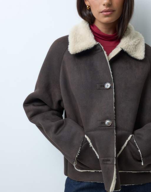 ASOS DESIGN jacka med foder i fårskinnsimitation och krämfärgad fuskpäls i brun, 2 av 4