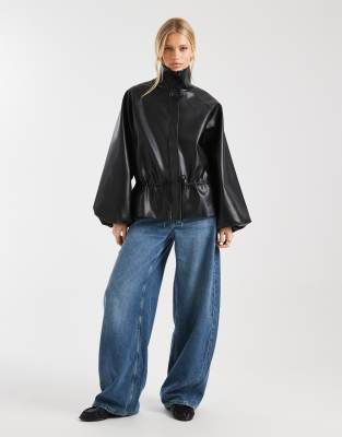 ASOS DESIGN - Jacke aus PU in Schwarz mit Blasenstruktur und Saum mit Raffung