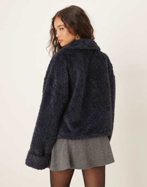 ASOS DESIGN – Jacke aus Teddyfell in Chenille-Optik in Marineblau mit Reißverschluss, 2 von 4